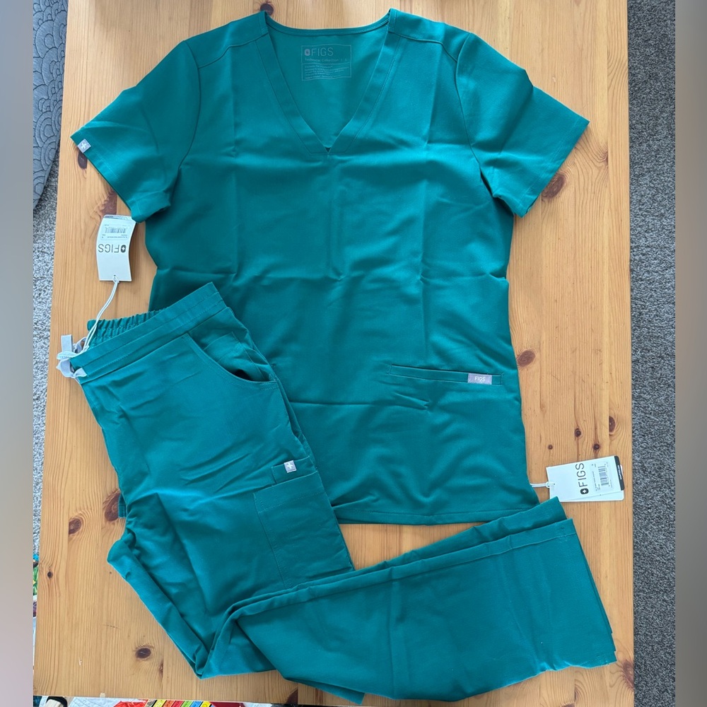 FIGS Women’s scrub set in color Hunter Green, Three Pocket Top, Yola SkinnySmall
